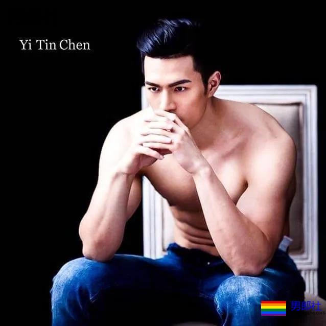 靠臀膜走红的筋肉男模，这撑爆衬衫的胸肌大到犯规！ - 51虹马