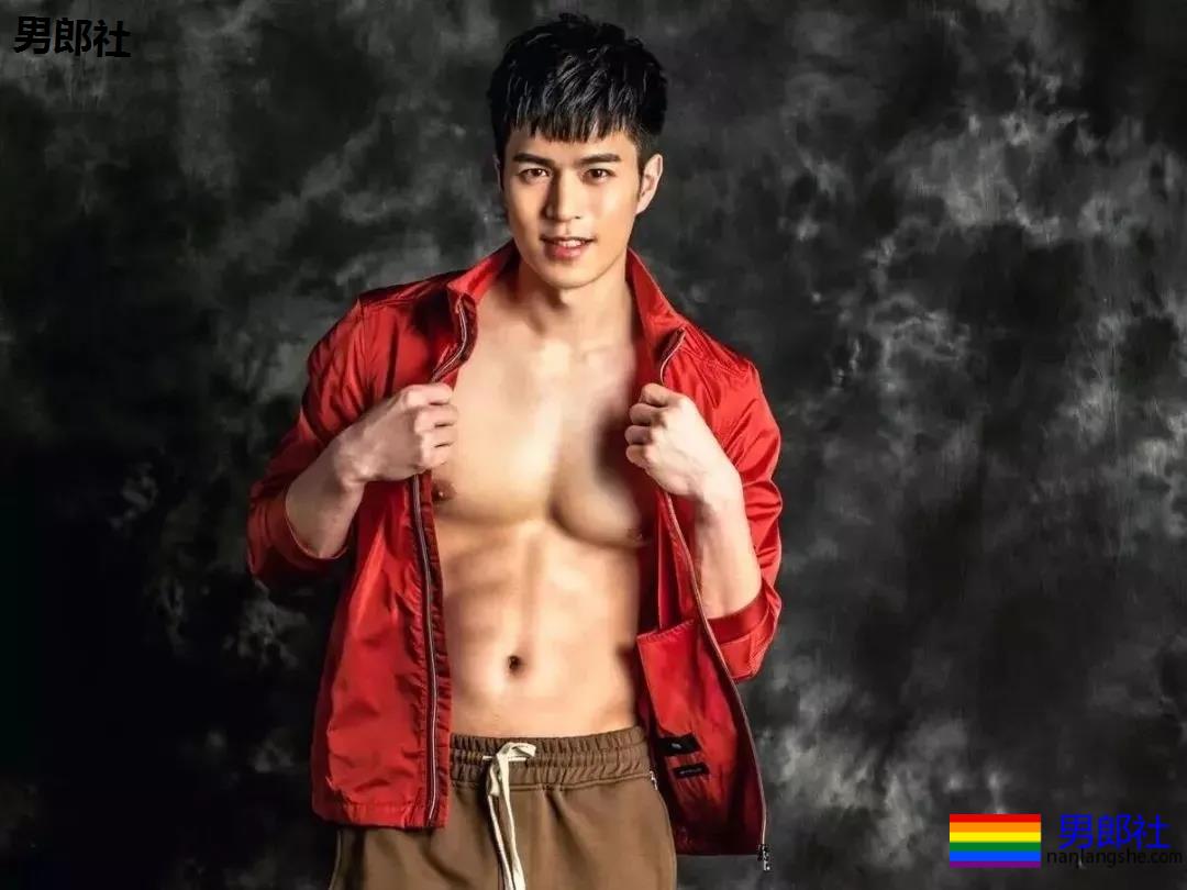 靠臀膜走红的筋肉男模，这撑爆衬衫的胸肌大到犯规！ - 51虹马