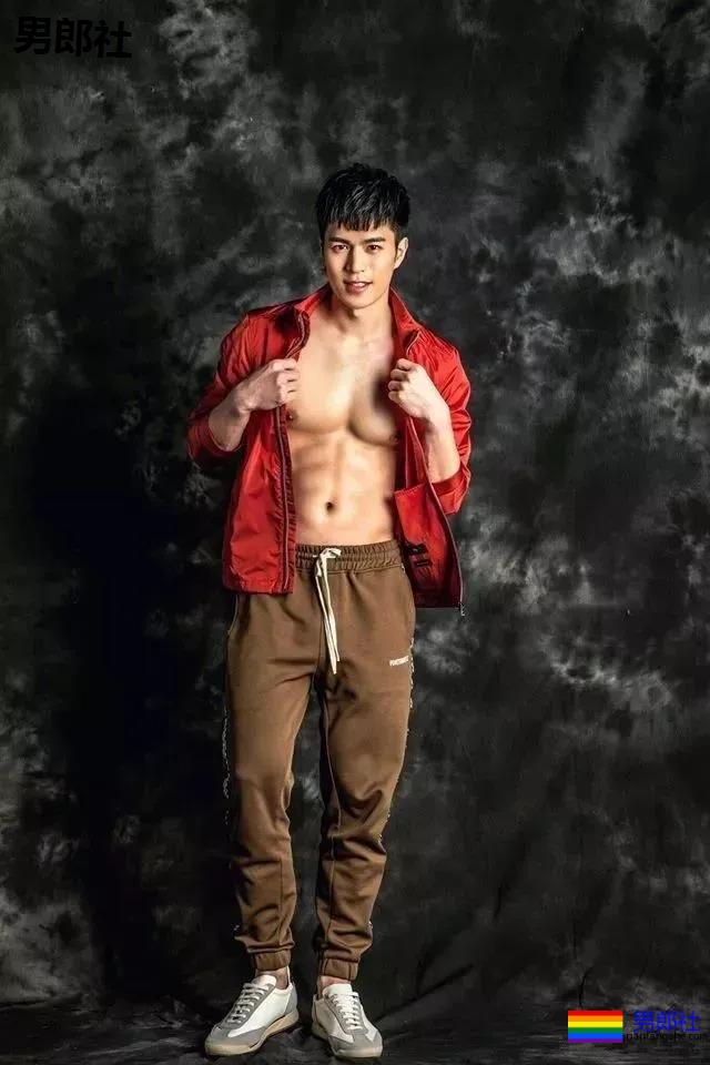 靠臀膜走红的筋肉男模，这撑爆衬衫的胸肌大到犯规！ - 51虹马