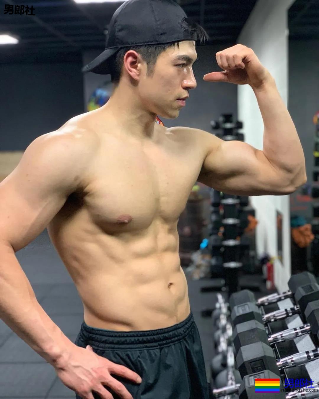 靠臀膜走红的筋肉男模，这撑爆衬衫的胸肌大到犯规！ - 51虹马