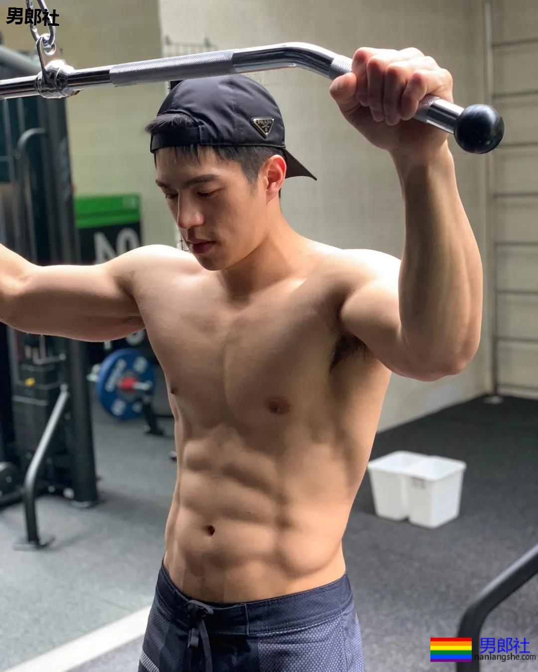 靠臀膜走红的筋肉男模，这撑爆衬衫的胸肌大到犯规！ - 51虹马