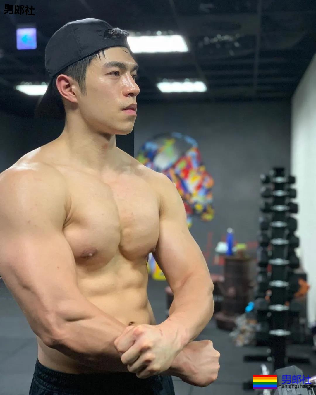 靠臀膜走红的筋肉男模，这撑爆衬衫的胸肌大到犯规！ - 51虹马