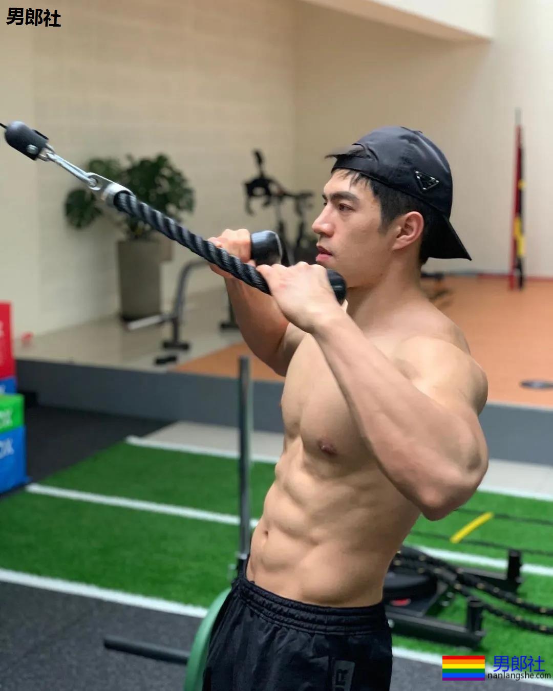 靠臀膜走红的筋肉男模，这撑爆衬衫的胸肌大到犯规！ - 51虹马