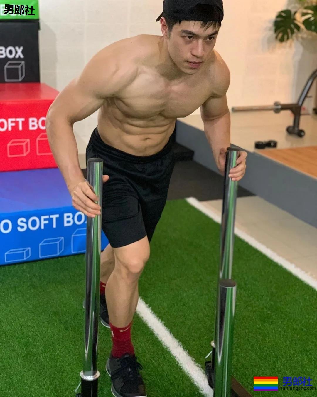 靠臀膜走红的筋肉男模，这撑爆衬衫的胸肌大到犯规！ - 51虹马