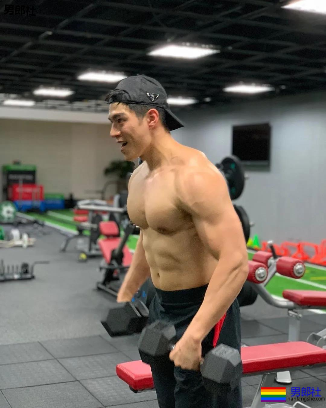 靠臀膜走红的筋肉男模，这撑爆衬衫的胸肌大到犯规！ - 51虹马