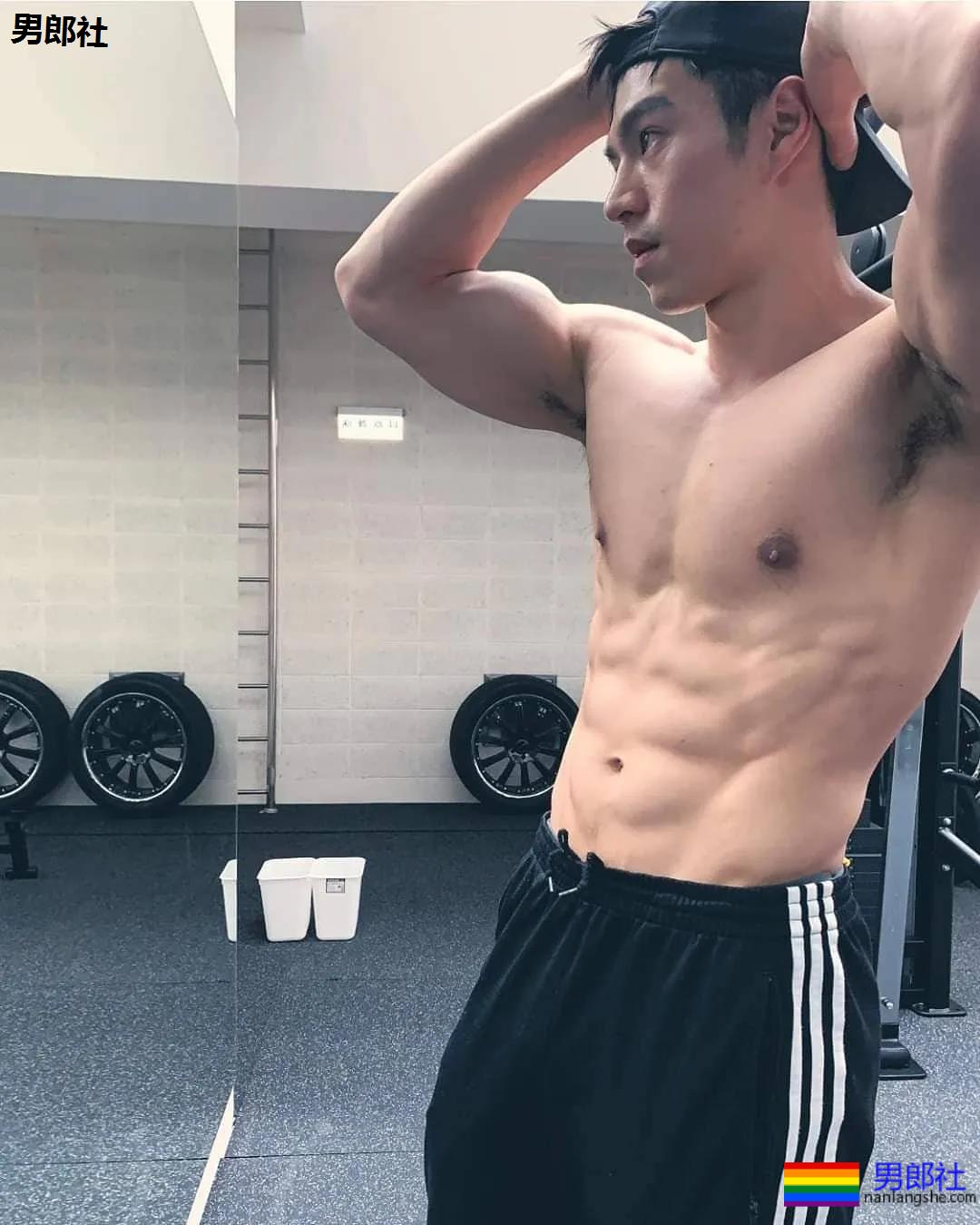 靠臀膜走红的筋肉男模，这撑爆衬衫的胸肌大到犯规！ - 51虹马