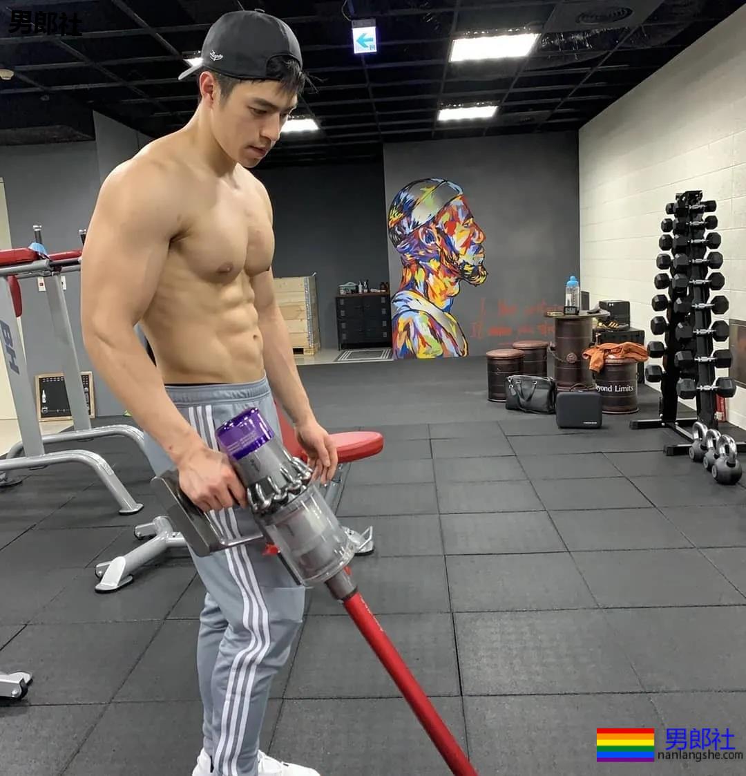 靠臀膜走红的筋肉男模，这撑爆衬衫的胸肌大到犯规！ - 51虹马