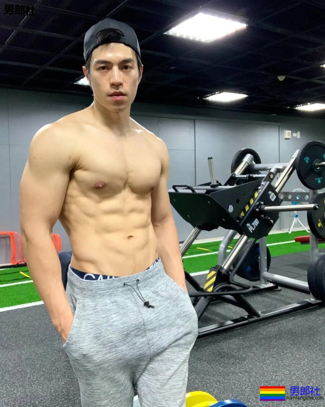 靠臀膜走红的筋肉男模，这撑爆衬衫的胸肌大到犯规！ - 51虹马