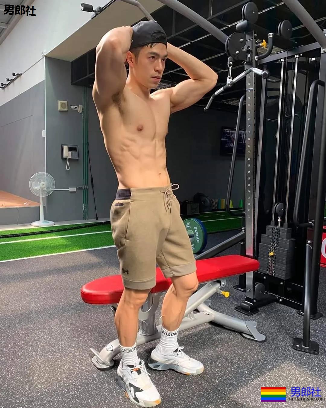 靠臀膜走红的筋肉男模，这撑爆衬衫的胸肌大到犯规！ - 51虹马