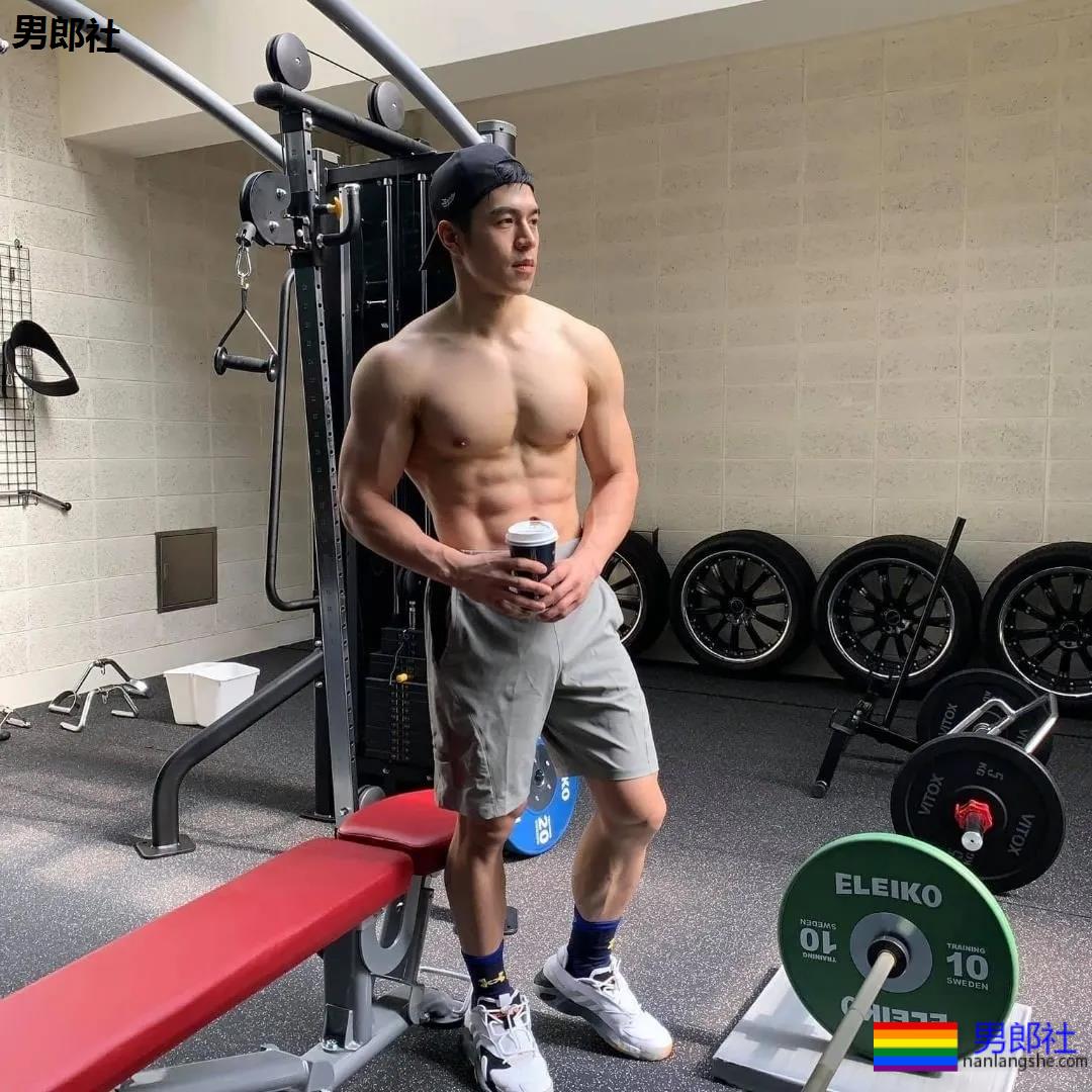 靠臀膜走红的筋肉男模，这撑爆衬衫的胸肌大到犯规！ - 51虹马