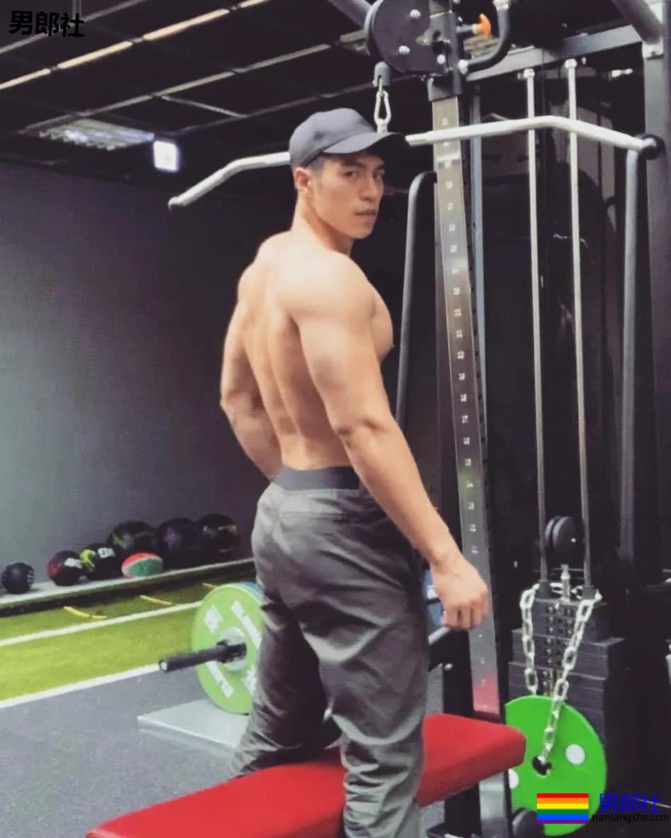 靠臀膜走红的筋肉男模，这撑爆衬衫的胸肌大到犯规！ - 51虹马