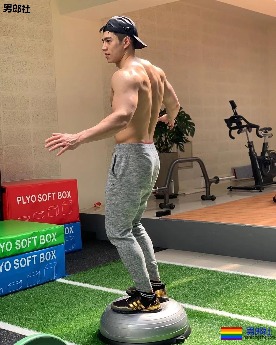 靠臀膜走红的筋肉男模，这撑爆衬衫的胸肌大到犯规！ - 51虹马