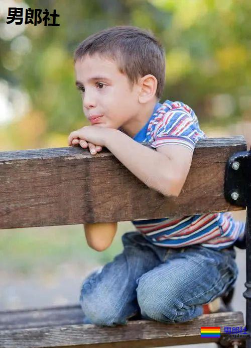 学长在校车上两次性侵自己的小学弟 - 51虹马