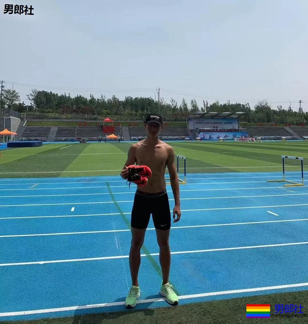 体育生操场散发荷尔蒙，狗公腰超有力包有亮点。 - 51虹马