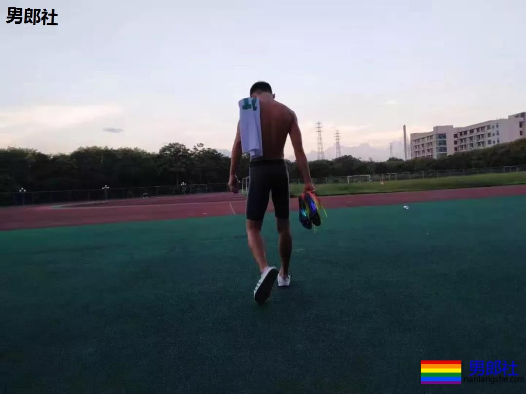 体育生操场散发荷尔蒙，狗公腰超有力包有亮点。 - 51虹马