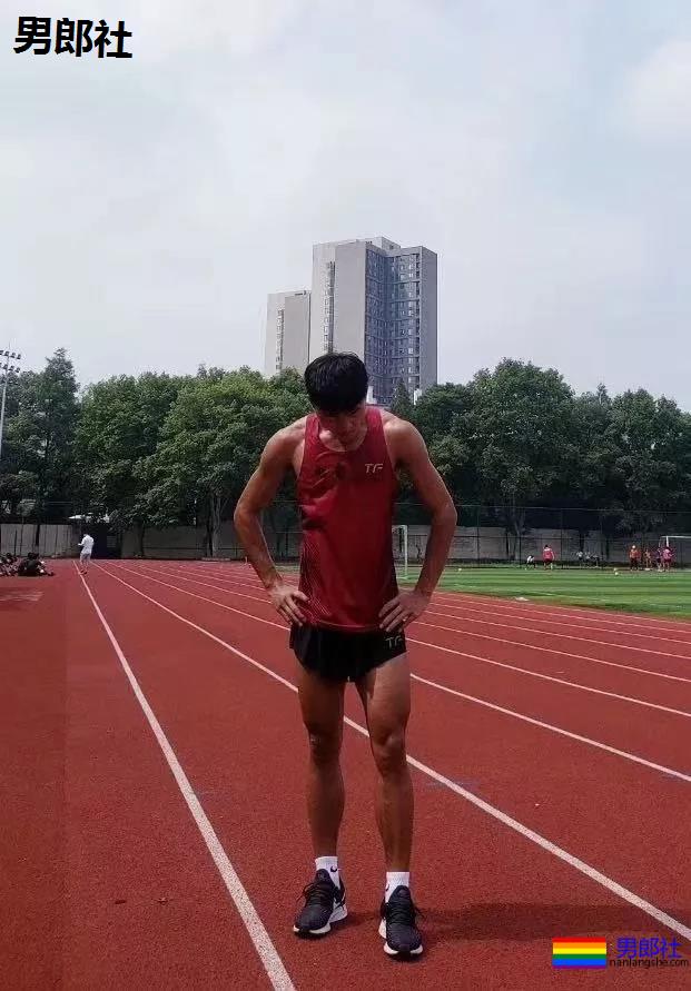 体育生操场散发荷尔蒙，狗公腰超有力包有亮点。 - 51虹马