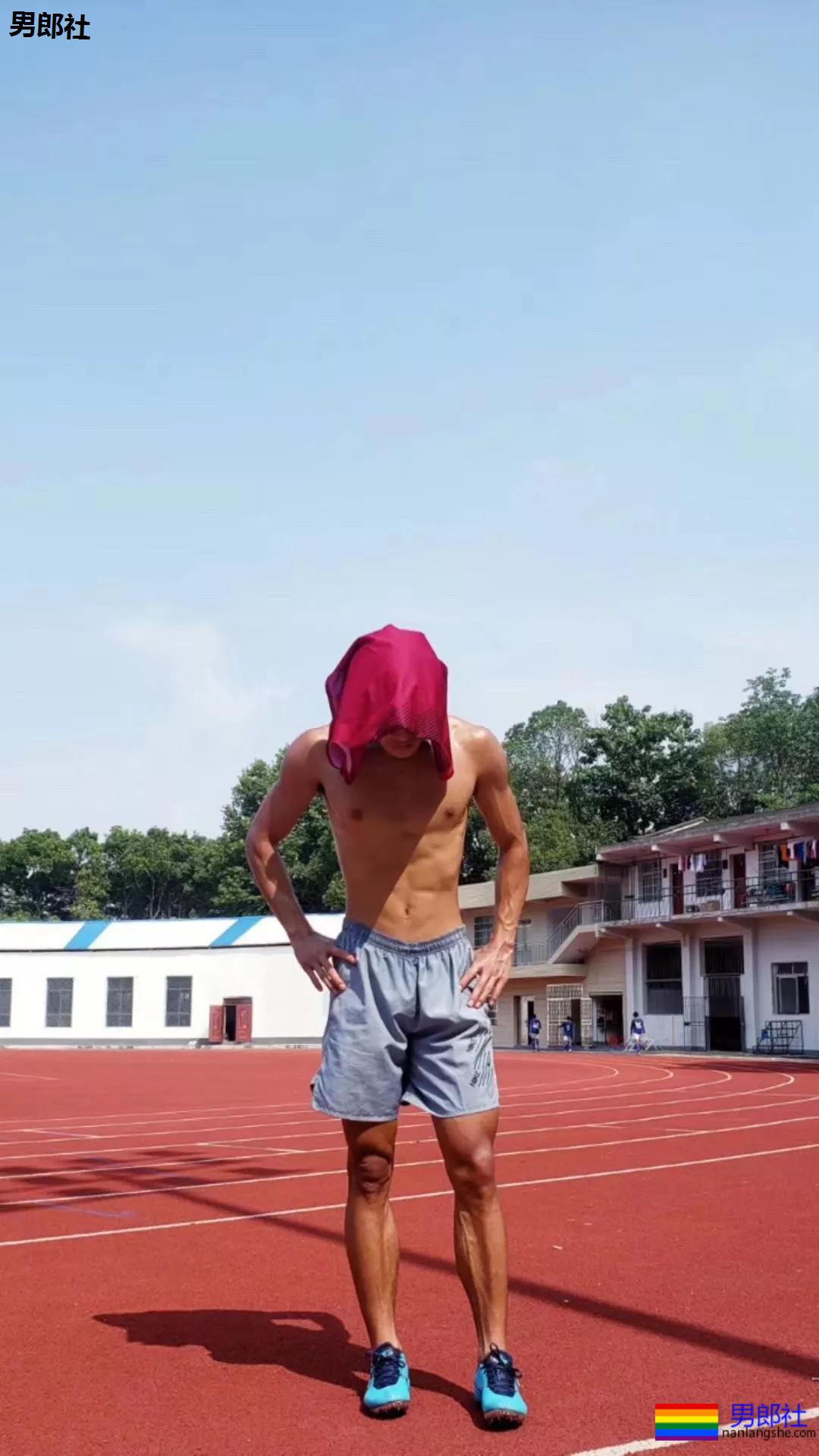 体育生操场散发荷尔蒙，狗公腰超有力包有亮点。 - 51虹马