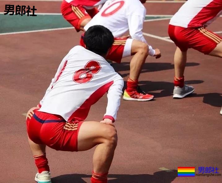 体育生操场散发荷尔蒙，狗公腰超有力包有亮点。 - 51虹马