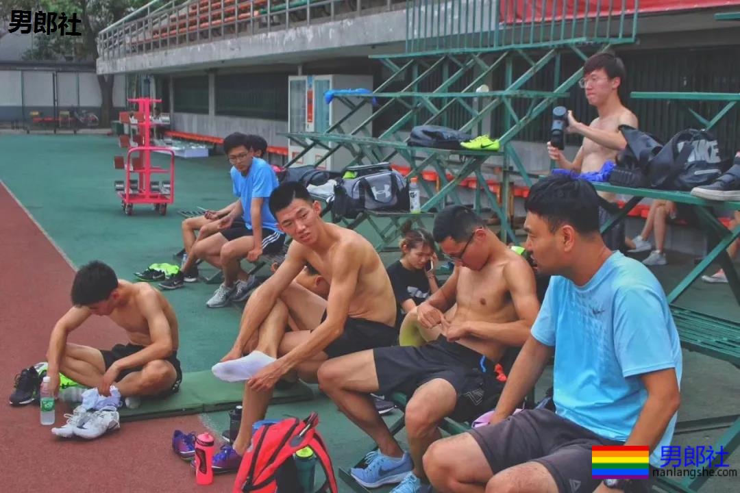 体育生操场散发荷尔蒙，狗公腰超有力包有亮点。 - 51虹马