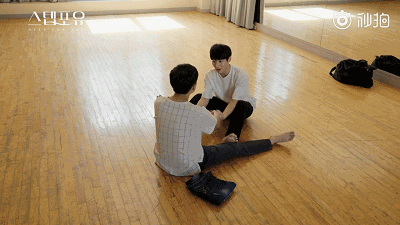 第一次做了O，疼得不敢出声，怕被同寝同学发现…… - 51虹马