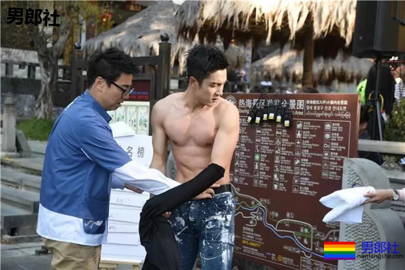 筋肉小狼狗身材不输彭于晏,与王彦霖共浴,连男星都对他爱不释手! - 51虹马 筋肉小狼狗身材不输彭于晏,与王彦霖共浴,连男星都对他爱不释手! - 51虹马