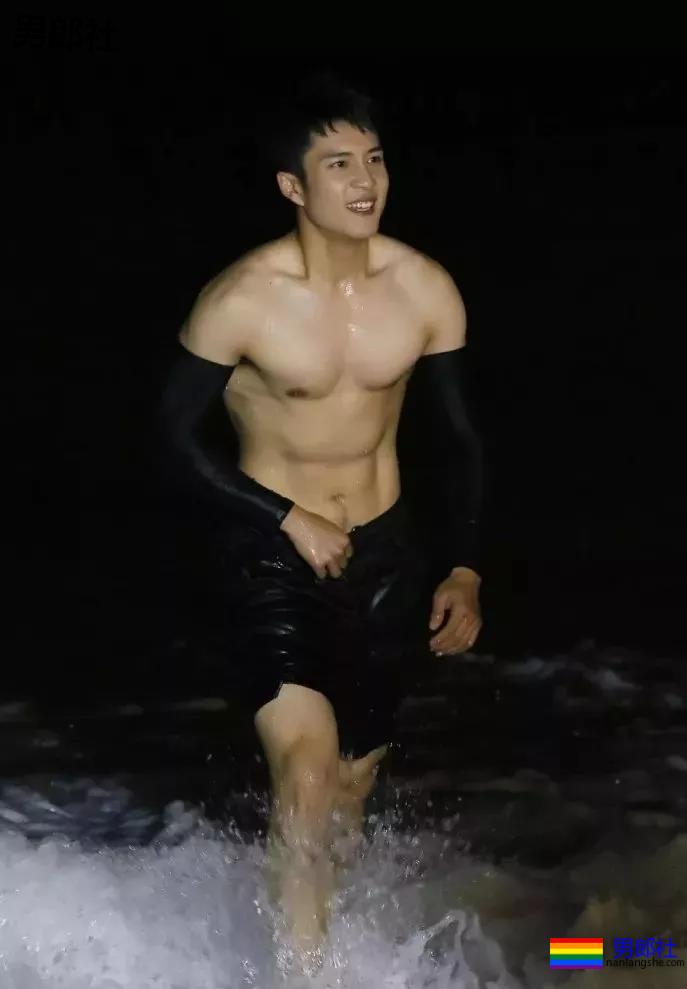 筋肉小狼狗身材不输彭于晏,与王彦霖共浴,连男星都对他爱不释手! - 51虹马 筋肉小狼狗身材不输彭于晏,与王彦霖共浴,连男星都对他爱不释手! - 51虹马