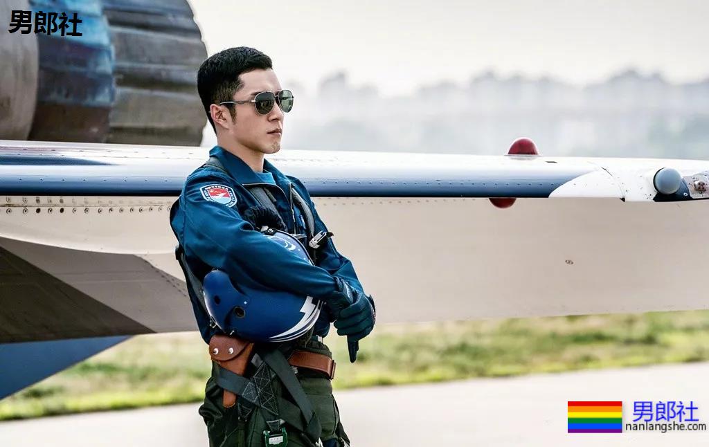 筋肉小狼狗身材不输彭于晏,与王彦霖共浴,连男星都对他爱不释手! - 51虹马 筋肉小狼狗身材不输彭于晏,与王彦霖共浴,连男星都对他爱不释手! - 51虹马