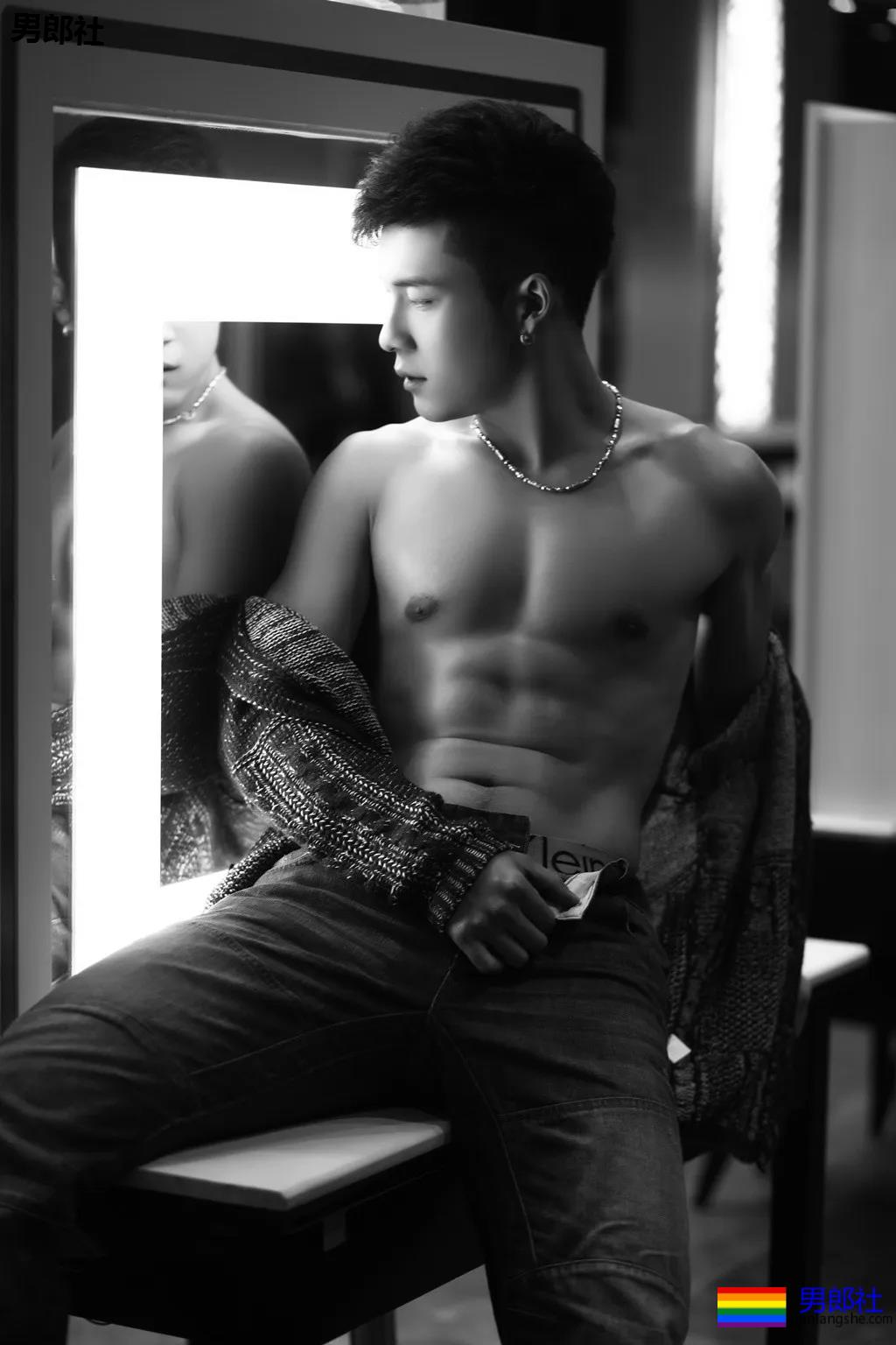 筋肉小狼狗身材不输彭于晏,与王彦霖共浴,连男星都对他爱不释手! - 51虹马 筋肉小狼狗身材不输彭于晏,与王彦霖共浴,连男星都对他爱不释手! - 51虹马