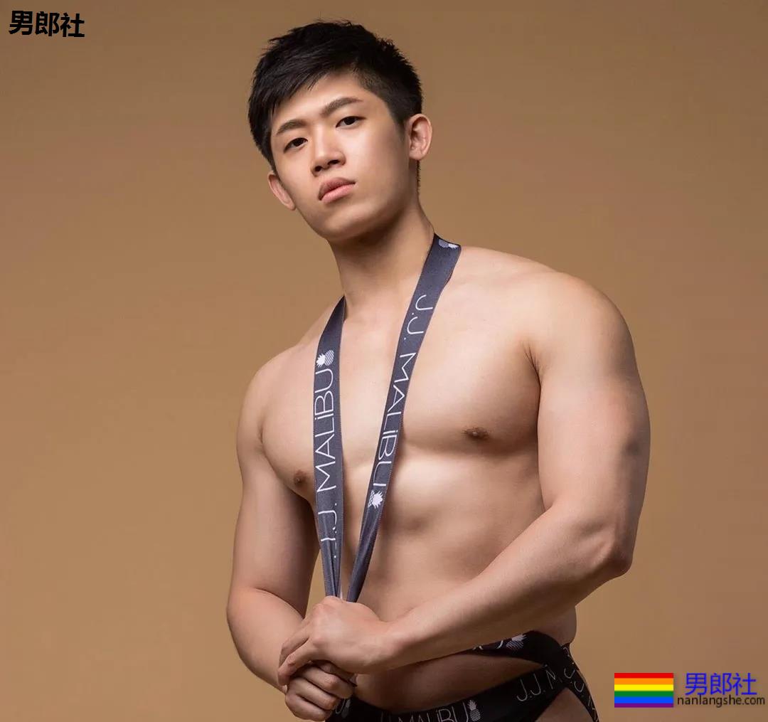 肌肉大胸制服小哥，INS私照好羞涩，腱子肉身材太犯规了！-51虹马