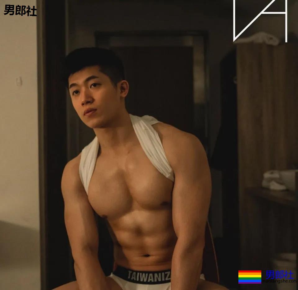 肌肉大胸制服小哥，INS私照好羞涩，腱子肉身材太犯规了！ - 51虹马