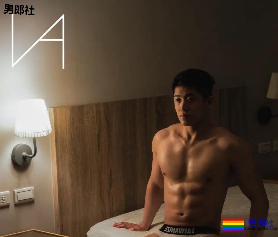 肌肉大胸制服小哥，INS私照好羞涩，腱子肉身材太犯规了！ - 51虹马