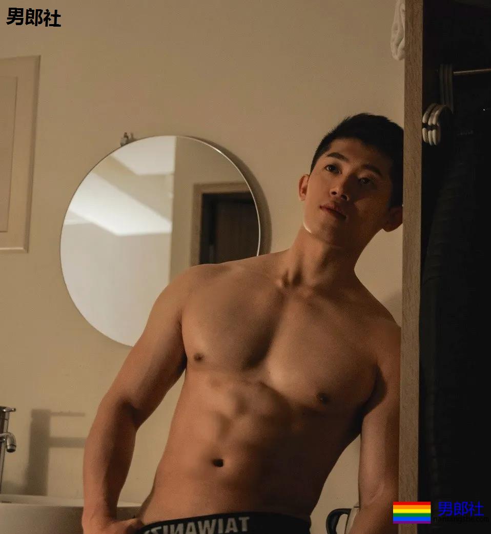 肌肉大胸制服小哥，INS私照好羞涩，腱子肉身材太犯规了！ - 51虹马