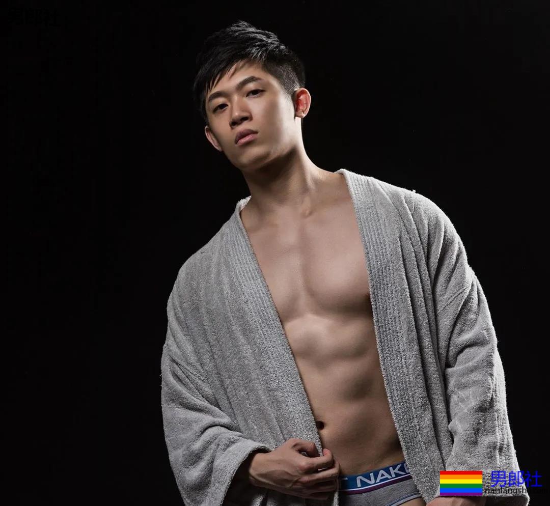 肌肉大胸制服小哥，INS私照好羞涩，腱子肉身材太犯规了！ - 51虹马