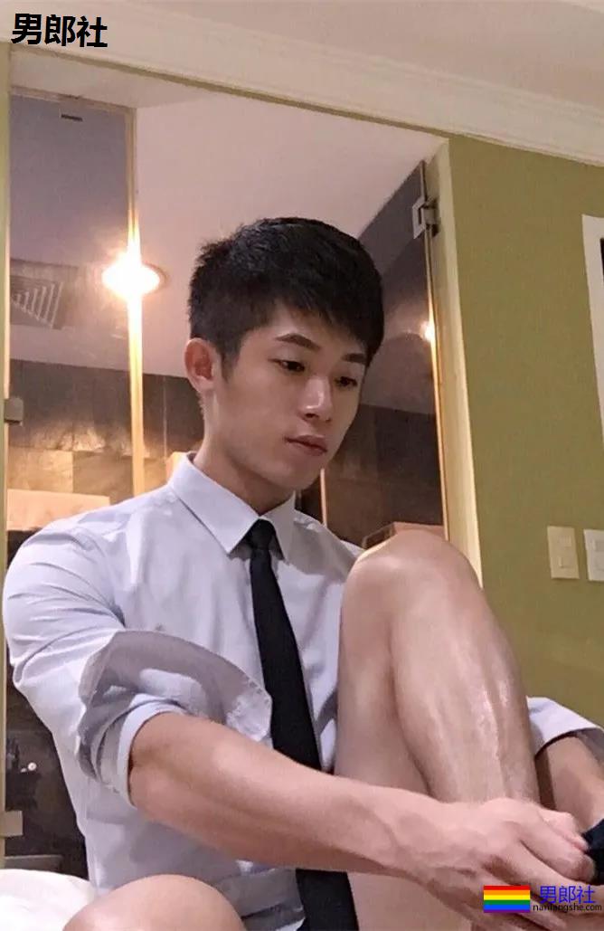 肌肉大胸制服小哥，INS私照好羞涩，腱子肉身材太犯规了！ - 51虹马