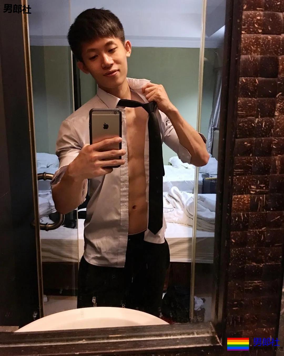 肌肉大胸制服小哥，INS私照好羞涩，腱子肉身材太犯规了！ - 51虹马