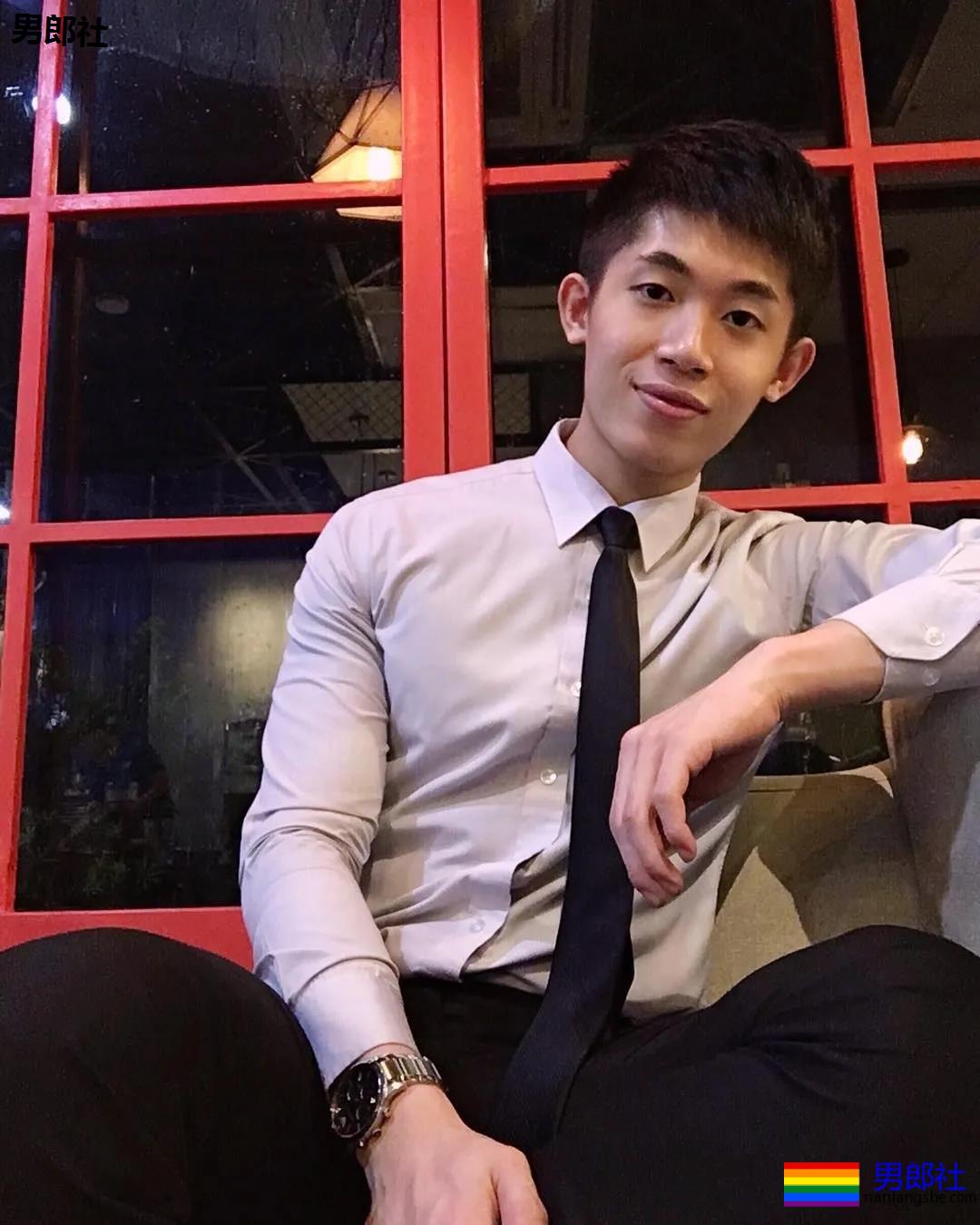 肌肉大胸制服小哥，INS私照好羞涩，腱子肉身材太犯规了！ - 51虹马