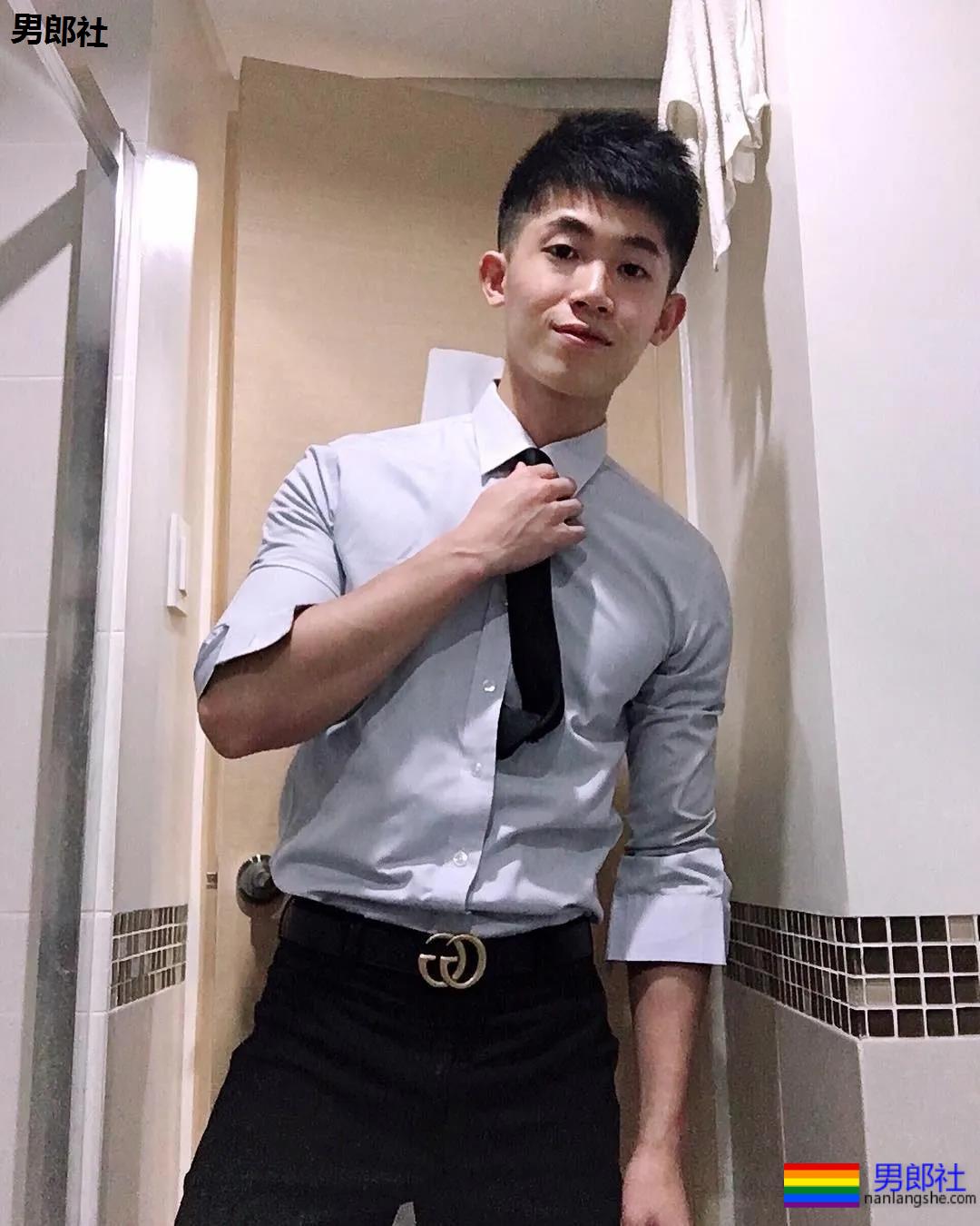 肌肉大胸制服小哥，INS私照好羞涩，腱子肉身材太犯规了！ - 51虹马