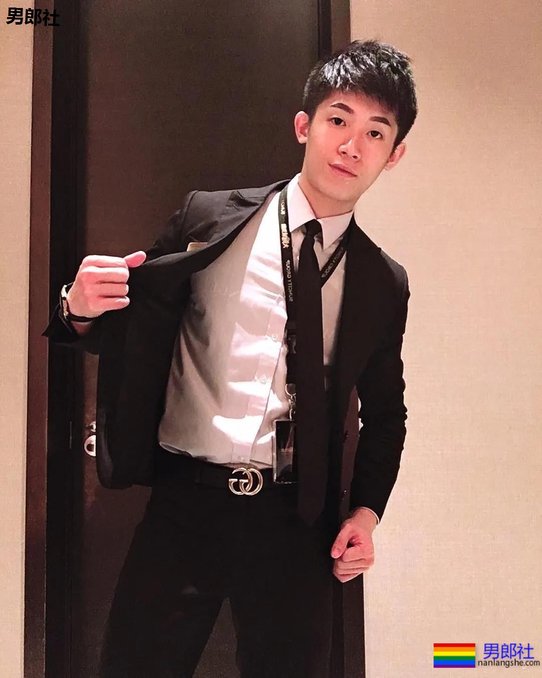 肌肉大胸制服小哥，INS私照好羞涩，腱子肉身材太犯规了！ - 51虹马