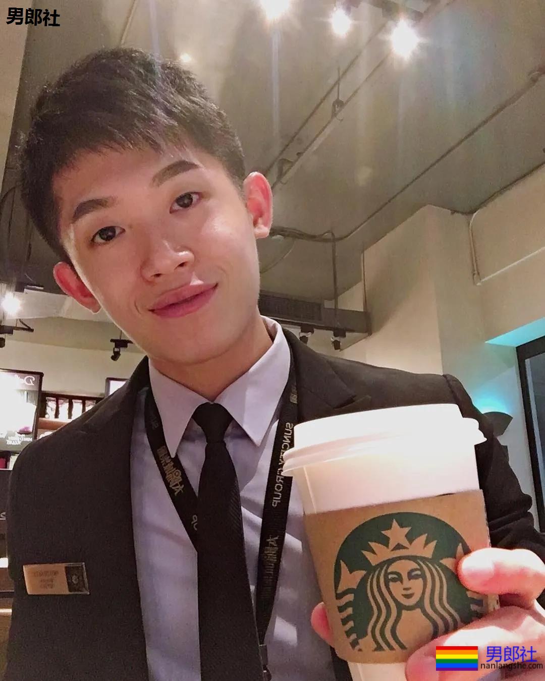 肌肉大胸制服小哥，INS私照好羞涩，腱子肉身材太犯规了！ - 51虹马