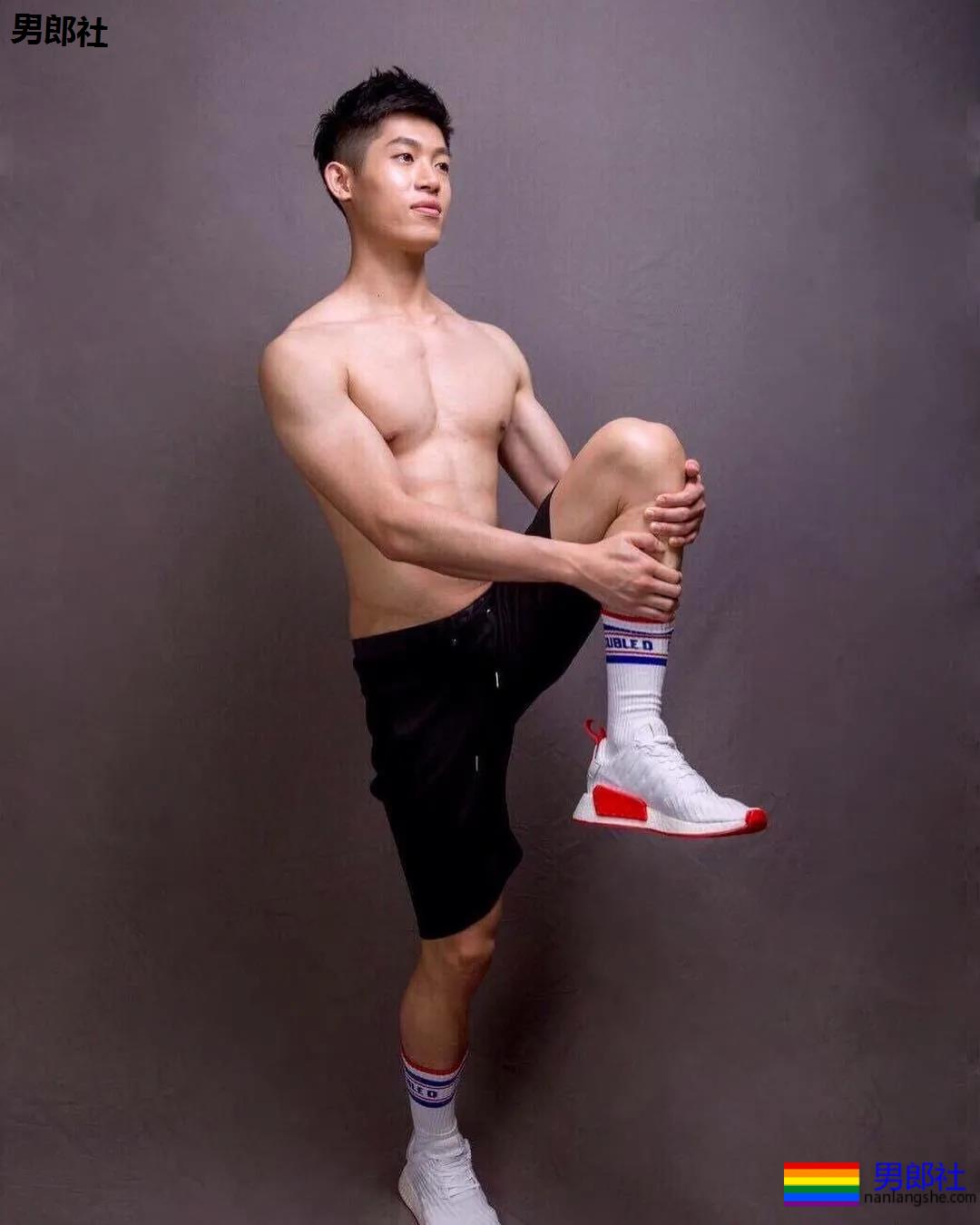 肌肉大胸制服小哥，INS私照好羞涩，腱子肉身材太犯规了！ - 51虹马