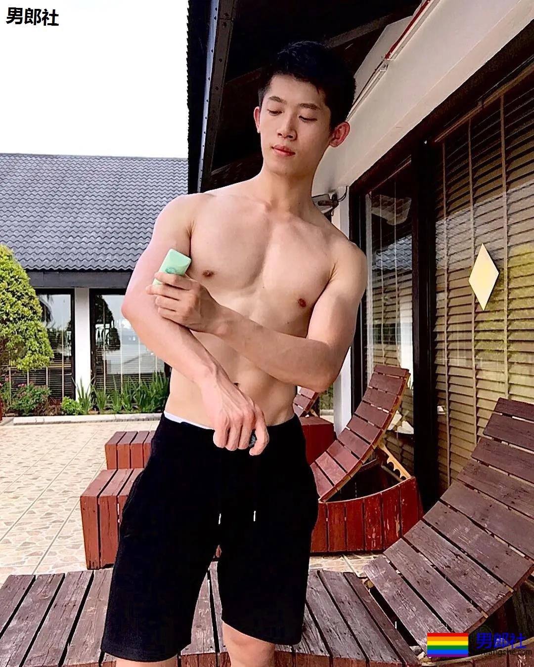 肌肉大胸制服小哥，INS私照好羞涩，腱子肉身材太犯规了！ - 51虹马