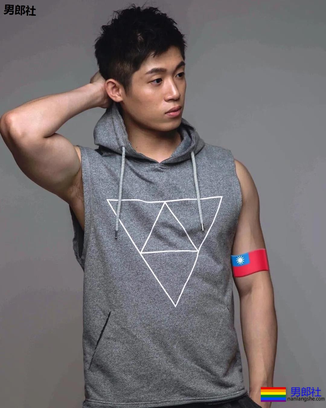 肌肉大胸制服小哥，INS私照好羞涩，腱子肉身材太犯规了！ - 51虹马