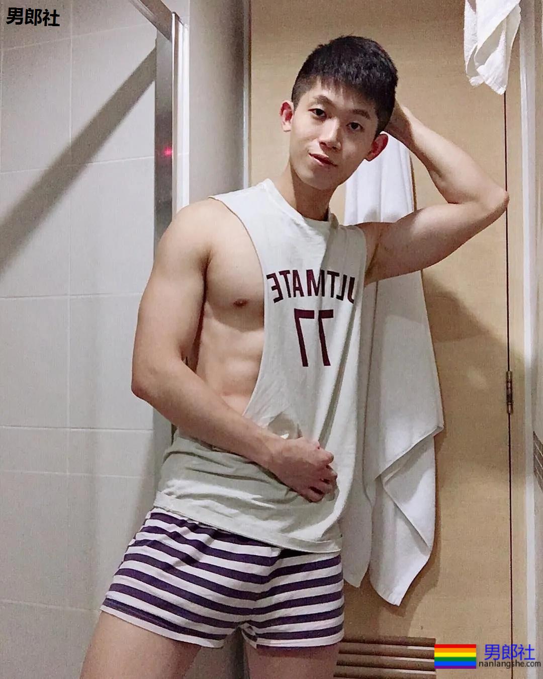 肌肉大胸制服小哥，INS私照好羞涩，腱子肉身材太犯规了！ - 51虹马