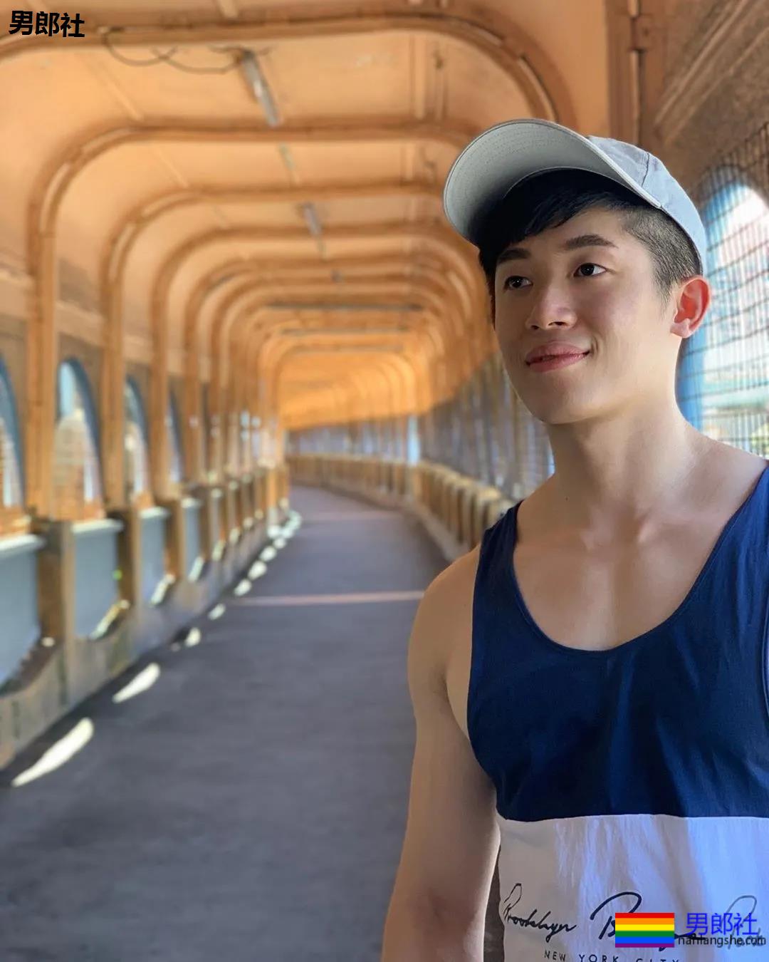 肌肉大胸制服小哥，INS私照好羞涩，腱子肉身材太犯规了！ - 51虹马