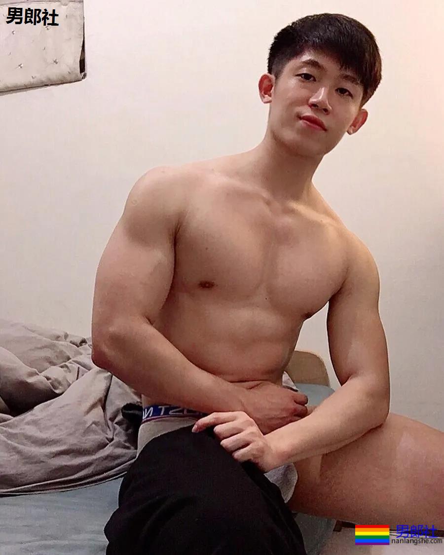 肌肉大胸制服小哥，INS私照好羞涩，腱子肉身材太犯规了！ - 51虹马