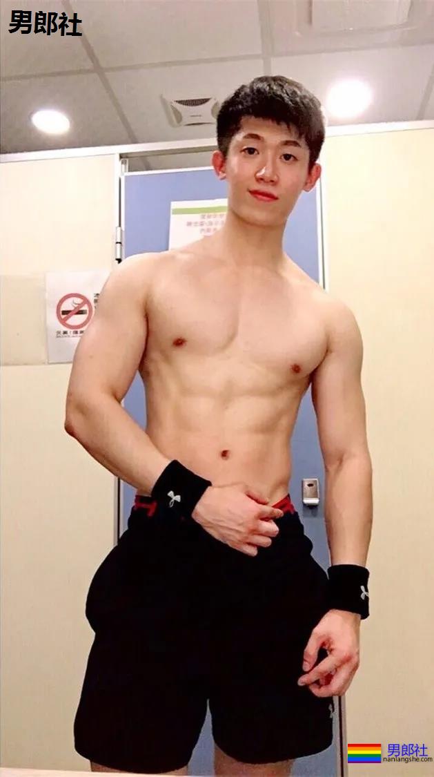 肌肉大胸制服小哥，INS私照好羞涩，腱子肉身材太犯规了！ - 51虹马