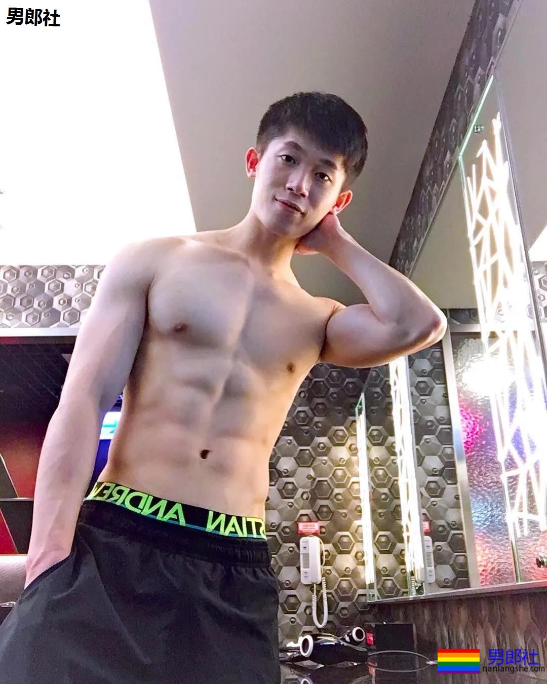 肌肉大胸制服小哥，INS私照好羞涩，腱子肉身材太犯规了！ - 51虹马