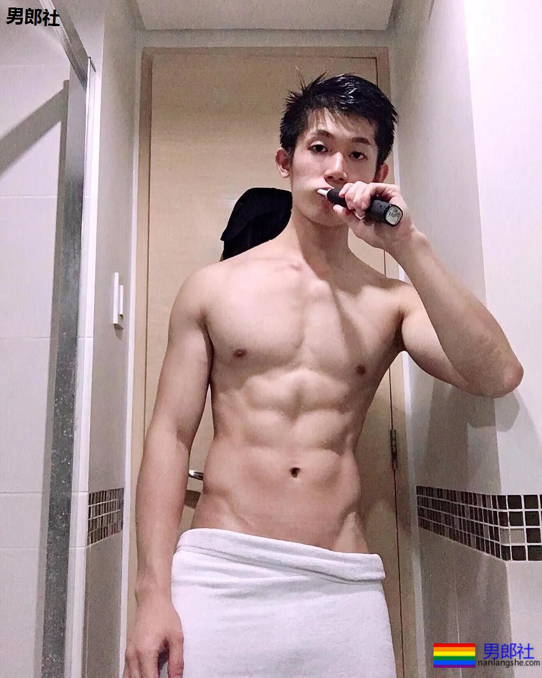 肌肉大胸制服小哥，INS私照好羞涩，腱子肉身材太犯规了！ - 51虹马