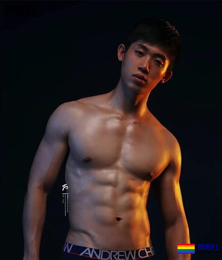 肌肉大胸制服小哥，INS私照好羞涩，腱子肉身材太犯规了！ - 51虹马