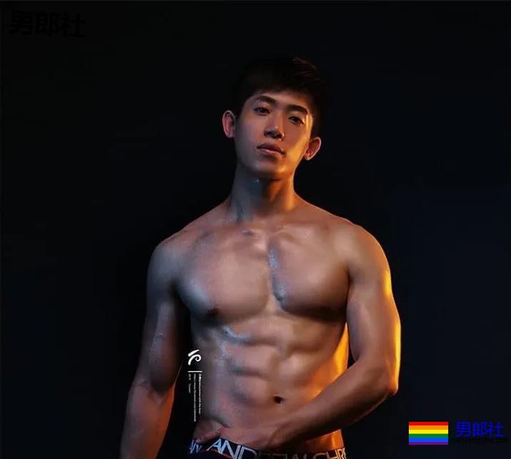 肌肉大胸制服小哥，INS私照好羞涩，腱子肉身材太犯规了！ - 51虹马